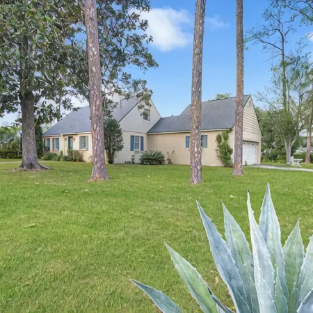 Hot tub, pool, bbq, game room near downtown
