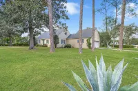 Hot tub, pool, bbq, game room near downtown