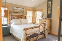 HotTub, PingPong, Firepit, 2 LivingRooms just .67 mi to beach - 4-Star
