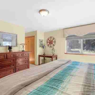 Golf Course View Condo • Quick Walk to Downtown Leavenworth & Resort Pools! Rooms