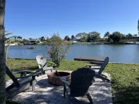 Lakefront Paradise, with Heated Private Pool. Hotels in Holiday
