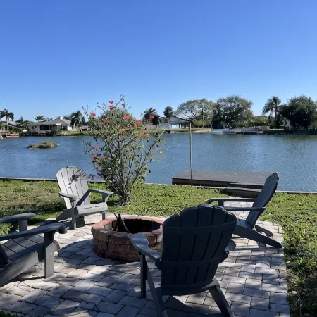 Lakefront Paradise, with Heated Private Pool.