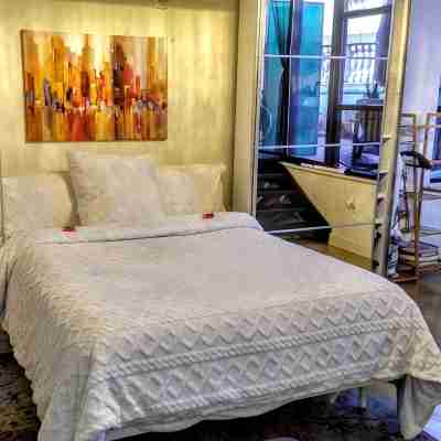 Lush Rooftop Terrace City views A luxurious stay in Central Downtown Area Rooms