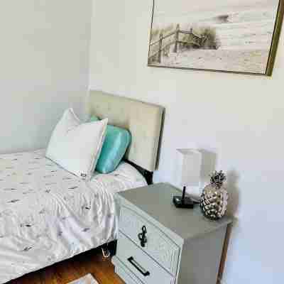 5 minutes to Picton downtown w/ beach pass! PEC apartment with backyard space Rooms