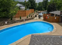 Crystal Wave Retreat, Berlin OhioHot tub and pool