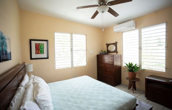 Casa Del Mar Beachfront House on quiet beach, surf out front, tidepools for kids