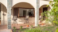 Spacious private villa apartment with pool & 5 min walk to the beach Hôtels à : 