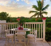Corner Ground Floor Oceanfront/Stunning Ocean Views & Easy Beach Access. - WiFi