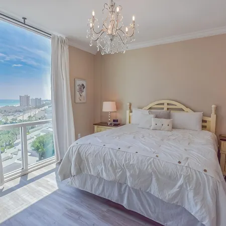 Book Your Beach Vacation! Penthouse Unit with Stunning Views of Destin!