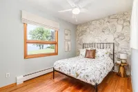 Lakefront Midcentury Cottage - 3-Star