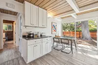 Designer Home Near Stanford/Tech Hub+AC/Gym/Office/BBQ/Parking. 2 Bed/1 Bath. - 4-Star