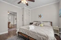 Southport Salty Patriot-Walk to DT/Pets/Fully fenced with firepit! - Homestays