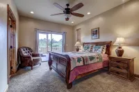 Beautiful home with lots of room. Large deck and amazing hot tub. - balcony