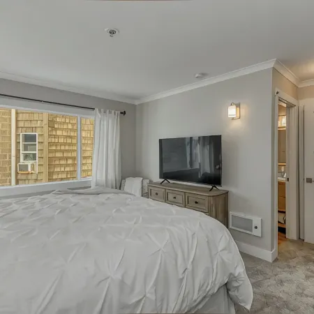 Oceanfront 2rd floor Balcony 2 blocks to Turnaround-Work Remotely