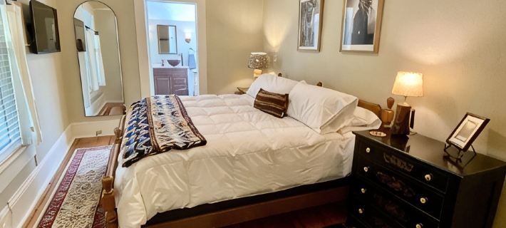 Cozy historic cottage in the woods. 10 minute walk to town Hotels in Polk County