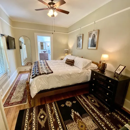 Cozy historic cottage in the woods. 10 minute walk to town