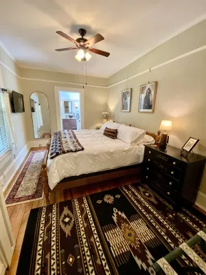 Cozy historic cottage in the woods. 10 minute walk to town - Homestays