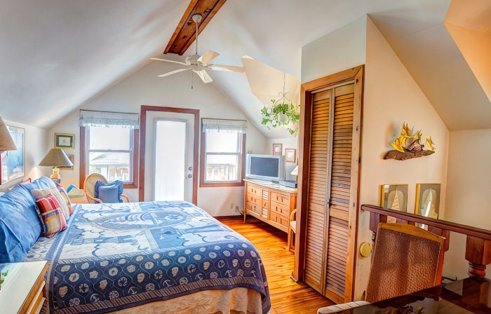 La Petit Maison, is a waterfront two-story cottage near Kemah,TX