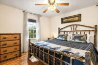 Pet and Family Friendly Luxury Cabin with Hot Tub and Mountain Views - Chalets