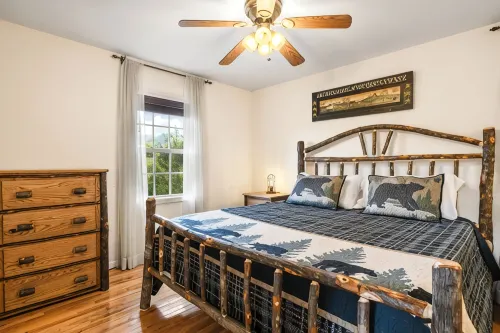 Pet and Family Friendly Luxury Cabin with Hot Tub and Mountain Views - Chalets