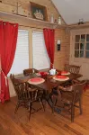 Secluded, peaceful Coastal Log Cabin with hot tub. - 3성급