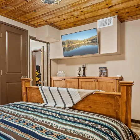 Cozy Mountain Retreat with 3 decks, huge living room, walking distance of shops