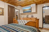Cozy Mountain Retreat with 3 decks, huge living room, walking distance of shops - シャレー