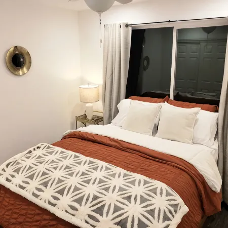 Downtown Stay at the Blue Tiny Twin