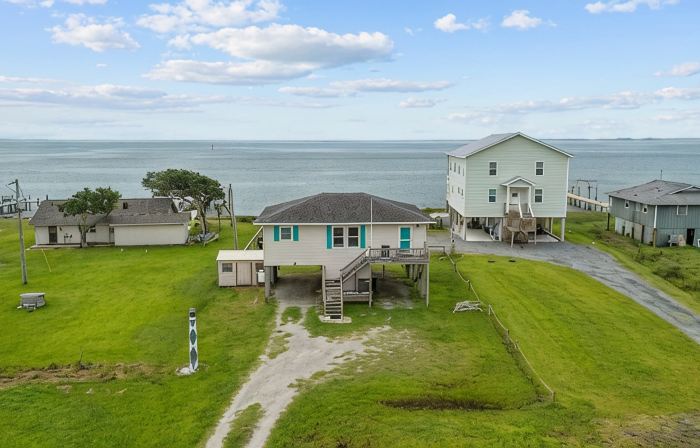 Oceanview - 3Bed/2Bath - Fantastic Location on Harkers Island + Brand New Decks!