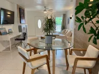 Centrally located 5 bedroom house with parking - Bungalows