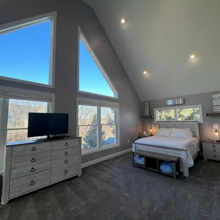 Large, 3 bedroom Cottage on Black River sleeps up to 10.
