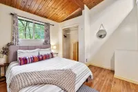 The Cozy Pine Cone . Hot Tub- Deck & GrillForestville - บังกะโล