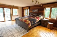 11 Beds Sleeps 20+. Pets OK. 4 Bedrooms/Bonus Sleeping Room/Bunk House. 40 Acres - Homestays