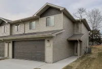 West Omaha Getaway, blocks from Village Pointe Plaza - Homestays