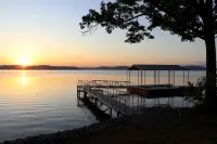 Gather at family-friendly Shelter Point on KY Lake - Homestays