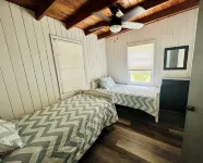 Lake Front Cabin W/ Screened-in Porch and personal dock - Close for Auburn games - Chalets
