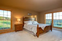 Sky High Chalet! Gorgeous home on 10+ acres with hot tub, 2 minutes to Wellsboro - 3 stjerner