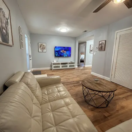 Cozy Cattle View Cottage Hotels in Okeechobee County