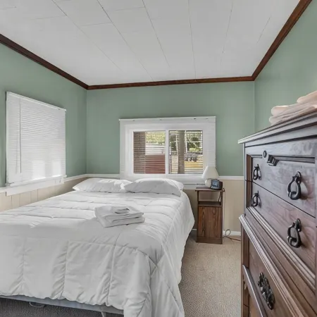 Waterfront lake cottage on gorgeous Clark Lake in Jackson! 4 bedrooms, sleeps 10