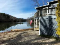 Lake front Sunset Cottage with dock & kayaks - 3-Star