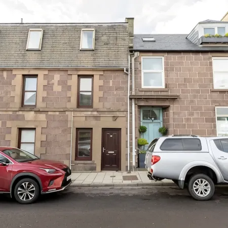 2 Bedroom in the Centre of Stonehaven with Seaviews, near the Beach & Harbour!