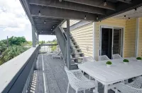 Beach House ! Sunset Decks ! Walk to Beach & John's Pass Boardwalk - 4-Star