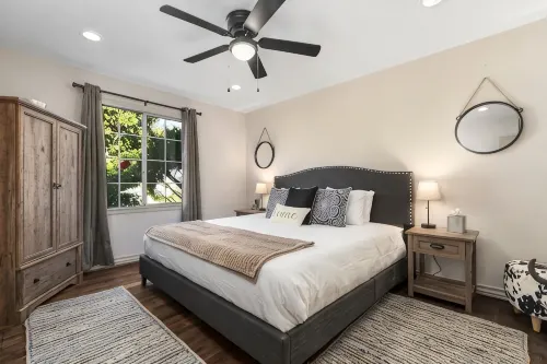 Wlk2dtown, Kng bds, WrkSpace, WiFi, FPit, Dogs - 3-Star