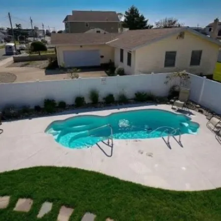 HEATED IN-GROUND POOL, 7 LARGE BEDROOMS, WALK TO BEACH, 5 MILES TO AC
