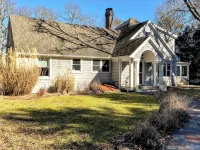 Salt Pond Cottage - Private Beach Access - Homestays