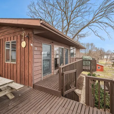 Cedar Lake Getaway - Sauna & Cozy Fireplace!