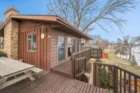 Cedar Lake Getaway - Sauna, Paddle Boards & Raft! - 民泊