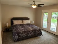 Executive Rental - 4 bed, 4 bath fully furnished home W/L2 EV Charging Station - chambre d’hôtes