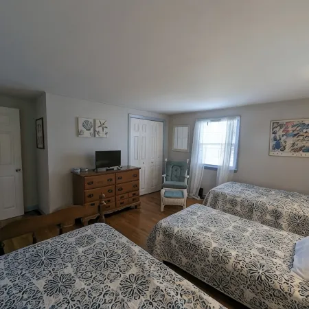 2 Bedroom, 2 Bath, 1100 sqft, sun porch, eat in kitchen, Washer/Dryer, Gas Grill