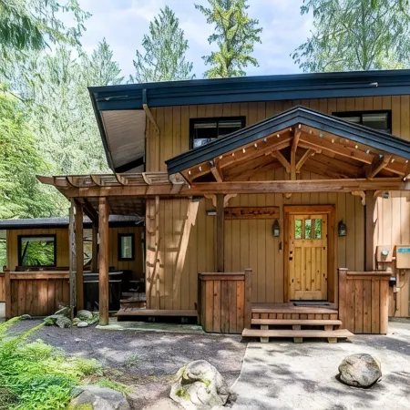 Swimming Pool, Pickleball, Tennis, Basketball Courts, Private Hot Tub, Sauna.